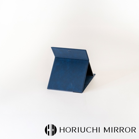 NAPURE 桌上型2Way折疊化妝鏡，採用皮革材質，呈現深藍色，鏡面可折疊支撐，方便擺放。