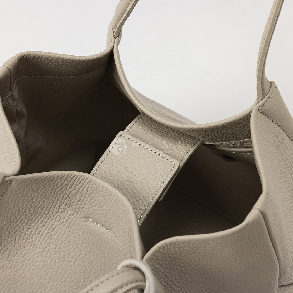 itten-itten Neru 義大利皮革點結吊飾中型托特包 CITJ-036 的內部視角，展現米灰色皮革的紋理和柔軟質感。