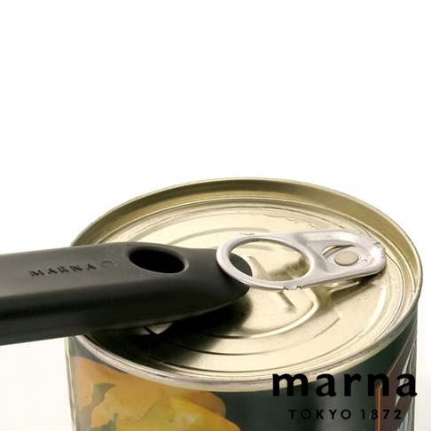 marna 品牌黑色矽膠鍋鏟正放在一個罐頭的開罐器上，罐頭上有 maruna TOKYO 1872 的標誌