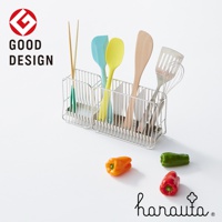 銀色不鏽鋼製成、帶有三個隔間的餐具收納架，內含筷子、藍色和黃色刮刀、木質鍋鏟、打蛋器和長柄鍋鏟。