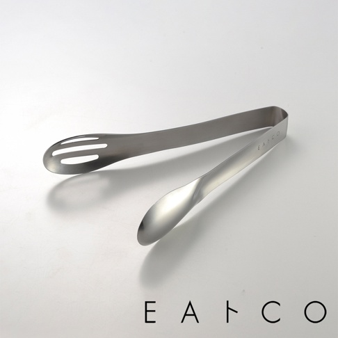 不鏽鋼萬用單邊孔料理夾，一邊為扁平帶有三道長形孔洞的夾片，另一邊為彎曲的夾片，材質為金屬銀色。