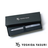 燕三条百年工藝職人銼刀 YASURI 1200 台灣限定色，銀灰色金屬材質，置於黑色禮盒內，盒蓋印有白色品牌標誌與文字。