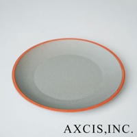 PURE 素燒百搭陶瓷主菜盤，M尺寸，盤面為淺灰色，外緣有橘紅色帶，材質為陶瓷。