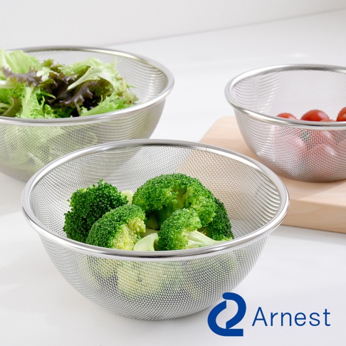 逸品物創不鏽鋼瀝水籃，網孔細密，堅固耐用，可用於瀝乾蔬菜水果，展示籃中盛有綠色花椰菜、生菜沙拉與番茄。