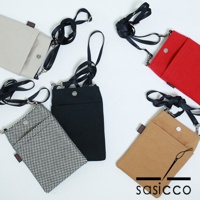 五款三河木綿刺子織手機包，包括米白色、紅色、黑色、千鳥格紋和卡其色，均配有黑色背帶和金屬扣。