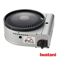 Iwatani CB-SLG-2 無煙燒烤爐，銀色金屬機身，配備黑色螺旋紋烤盤。烤盤中央有出油孔，機身側邊有黑色旋鈕和通風孔，並貼有 Iwatani 品牌標籤。