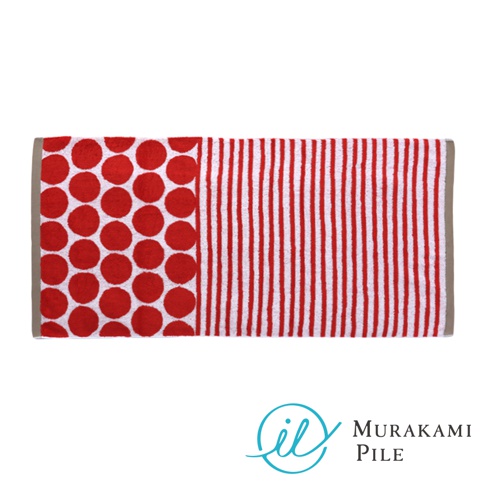一條由 Murakami Pile 出品的紅白色圓點和條紋圖案毛巾