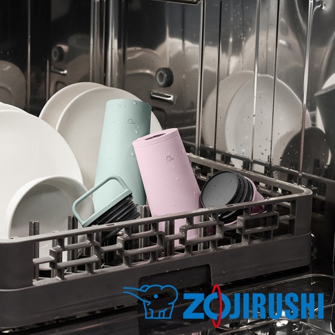 洗碗機內，兩個不鏽鋼隨行保溫杯，一個為淺綠色，另一個為粉紅色，皆有隨行把手和杯蓋。