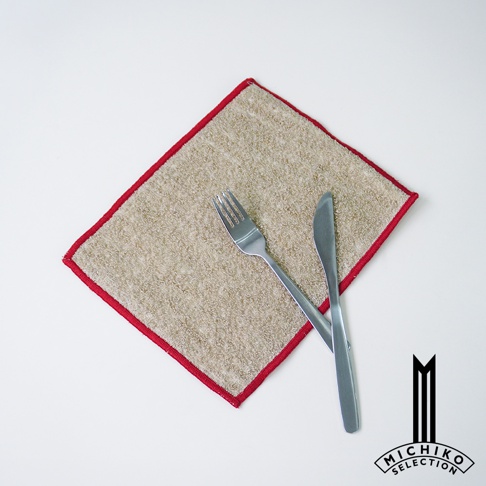 自在道具棉麻速乾廚房拭巾，搭配銀色金屬叉子和刀子