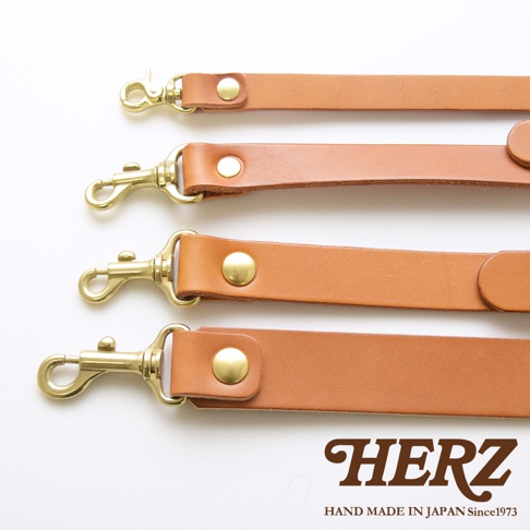 四條不同長度的棕色皮革肩背帶，每條皆配有金色鉤扣和金屬鈕扣。
