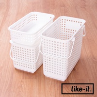 白色塑膠材質的長方形洗衣籃，帶有鏤空網格設計和提把，堆疊擺放於木紋地板上。