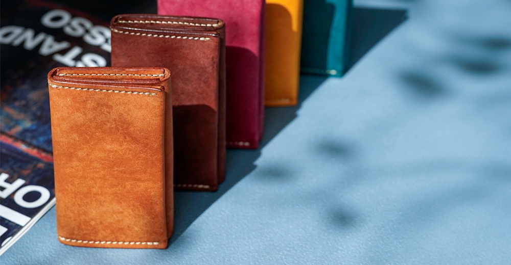 北海道KASANE 職人手作義大利Margot皮革卡片收納夾 No.11，以其精緻的縫線與天然皮革的紋理，展現職人對細節的講究，共有五種豐富色彩可供選擇。