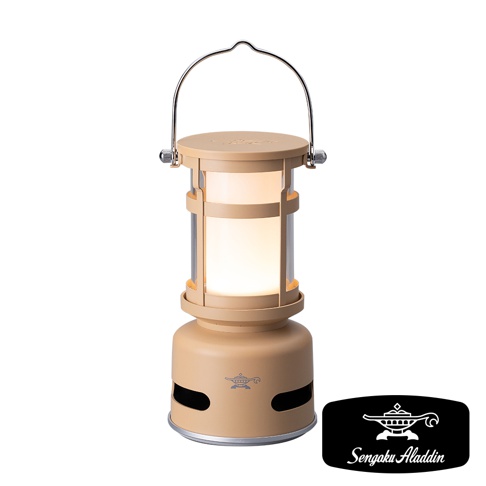 奶茶色神燈造型音箱，附帶可提式金屬提把，燈罩為透明材質，內部散發溫暖燈光，底部有品牌Logo和喇叭孔。