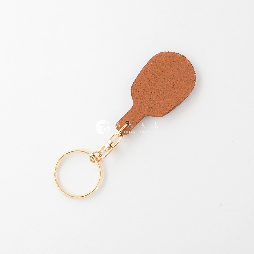 職人手作皮革桌球拍造型鑰匙圈，咖啡色皮革拍面，搭配金色金屬掛環與鉤扣，簡約設計。
