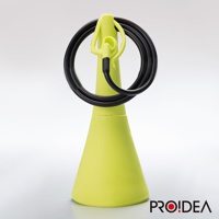 亮黃色圓錐形消音高歌器，頂部有黑色軟管纏繞在掛鉤上，整體為塑膠材質。