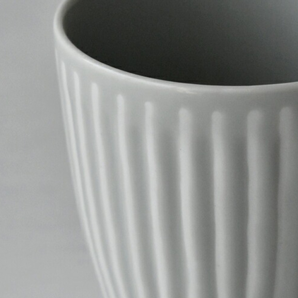 淺灰色陶瓷馬克杯，杯身帶有垂直凹槽紋理，整體呈現簡約設計。