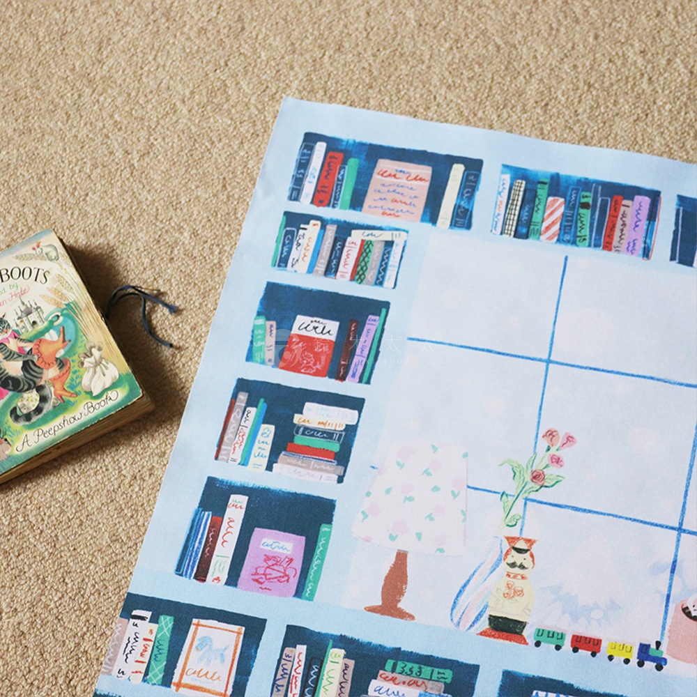 無框帆布藝術海報，以淺藍色為背景，描繪了深藍色書架上擺滿了各式各樣的書籍，風格為手繪插畫，色彩柔和，呈現溫馨的閱讀氛圍。