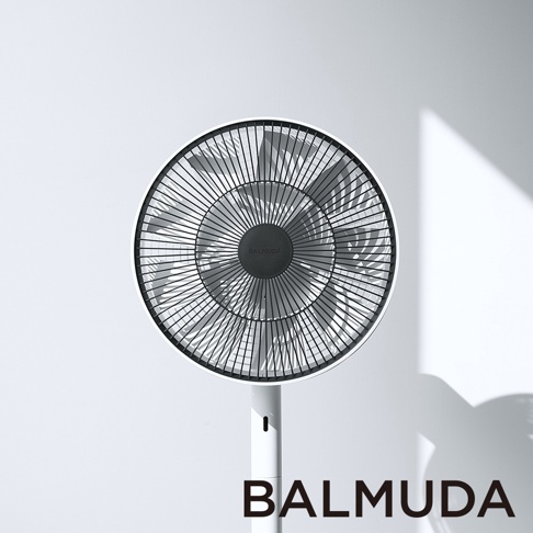 The GreenFan 風扇，白色直立式設計，黑色扇葉網罩，中心有BALMUDA標誌。