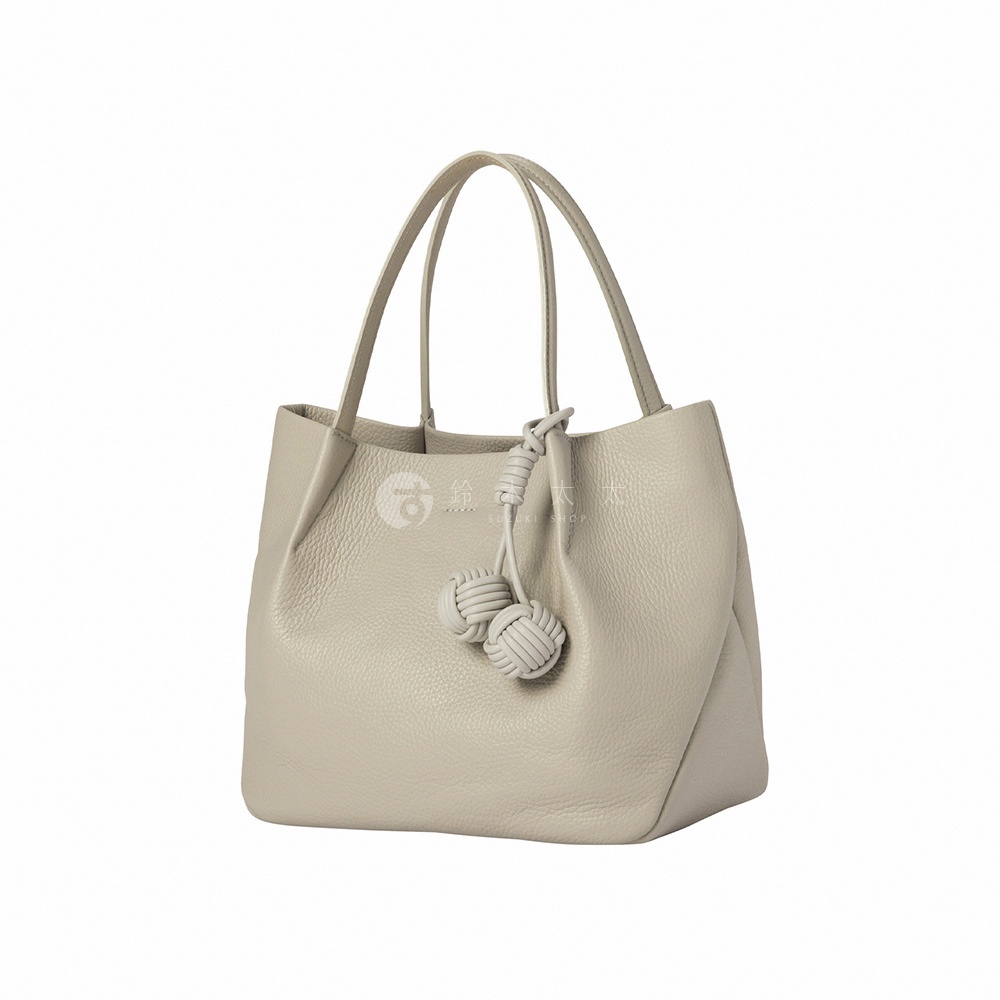 itten-itten Neru 義大利皮革點結吊飾中型托特包 CITJ-036 灰色，以其柔軟的粒面皮革材質和獨特的點結吊飾設計，展現出優雅而精緻的風格。