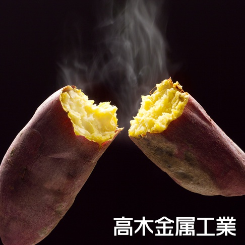 烤番薯裂開，散發白色蒸氣，呈現誘人的金黃色內裡，外皮為深紫色。