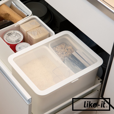 like-it 居家萬用分隔收納盒，內部裝有米、紙巾、罐頭等物品，盒蓋部分有 like-it 商標。