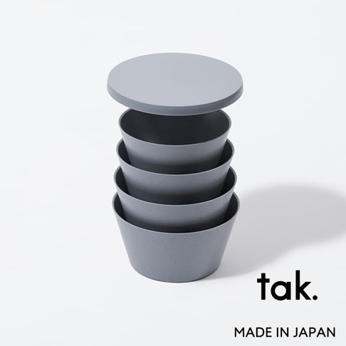 FIT DISH 安全防摔餐碗4入組，灰色，由塑膠製成，碗口朝上堆疊，上方蓋有一個圓形蓋子。