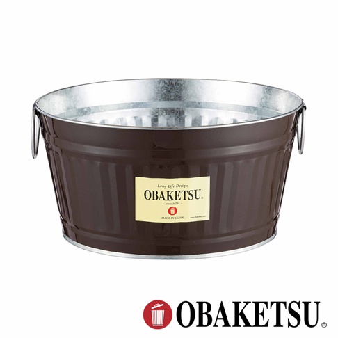 OBAKETSU 品牌標籤的棕色帶手柄金屬桶，內有銀色內襯。