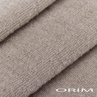 近拍 BISAI 今治耐用夢幻柔彩迷你毛巾，觸感細膩，材質為柔軟的棉質，呈現淺棕色的細緻織紋，毛巾疊放，部分區域有光澤。