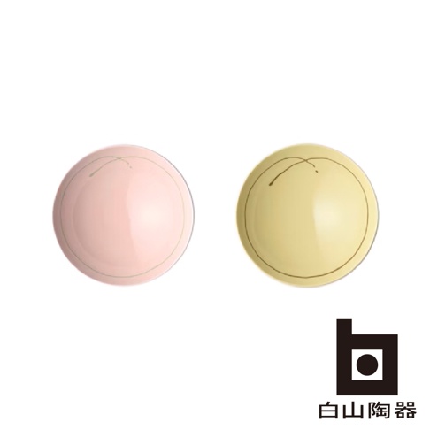 一組兩個平茶碗，一個為淺粉色，一個為淡黃色，均帶有細緻的線條裝飾。