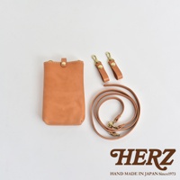 職人手作皮革手機包，淺棕色，附有可拆卸的皮質背帶及兩個皮質掛環，全為真皮材質。