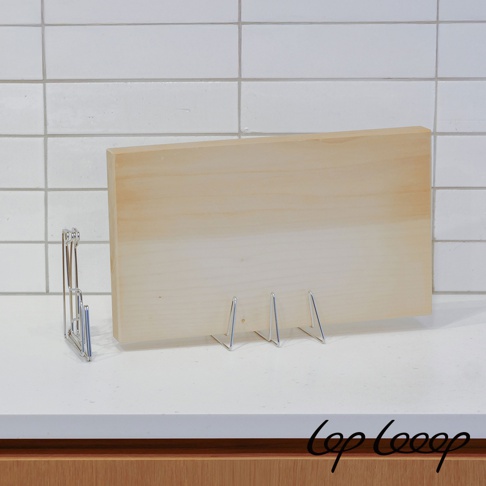 一個伸縮式不鏽鋼砧板架，架子為銀色金屬材質，支撐著一塊淺木色木質砧板。