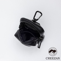 黑色荔枝紋皮革高爾夫迷你側背收納包，頂部開口，內有夾層，附有黑色登山扣和品牌吊牌。