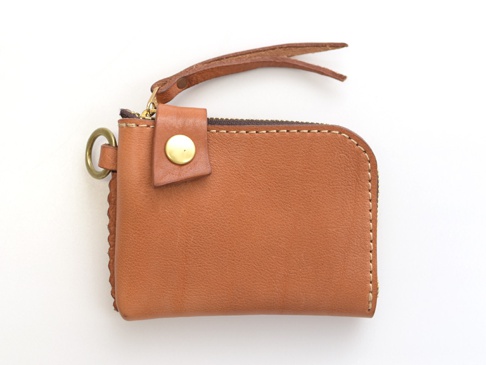 咖啡色皮革拉鍊短夾，設有金色金屬鈕扣、皮革拉繩及鑰匙圈。