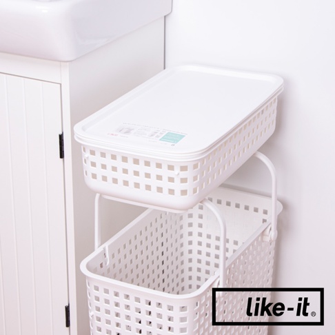 白色塑膠洗衣籃的專用蓋，蓋子平整，邊緣帶有紋路，下方疊放著兩個簍空的白色洗衣籃。