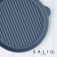 The chef 多功能耐熱陶製萬用波浪圓烤盤 S，深灰色陶製烤盤，帶有明顯的波浪烤紋，圓形設計，一側有圓形把手。