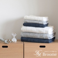 堆疊的今治純棉長浴巾，顏色包含白色、淺灰色、深藍色，浴巾表面有菱紋織法，質地柔軟。