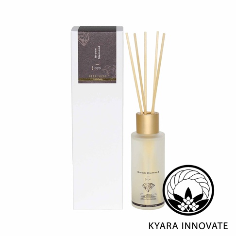 KYARA INNOVATE 的 Brown Diamond 室內擴香竹，香氣可持續約三個月，附有說明標籤與品牌標誌