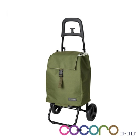 一款軍綠色的COCORO品牌摺疊購物車，採用堅固的黑色金屬框架與耐磨靜音輪，購物袋正面飾有品牌標籤及卡扣式翻蓋，整體設計簡約實用，適合日常採購使用。