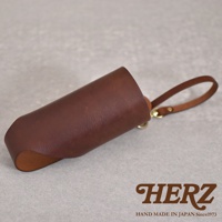 職人手作皮革Organ水壺套 MS-2，採用深棕色皮革製作，筒狀設計，一端為開放式，另一端有圓形皮革底座，附有皮革提帶及金屬扣環。