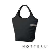 黑色簡約托特包，帶有兩個手提帶，一側有一個灰色織帶標籤。