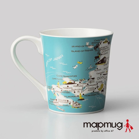 白色陶瓷馬克杯，外側印有淺藍色背景的北海道手繪地圖，標示了諸多地名、海岸線、島嶼、船隻、動物和建築物，風格簡約。
