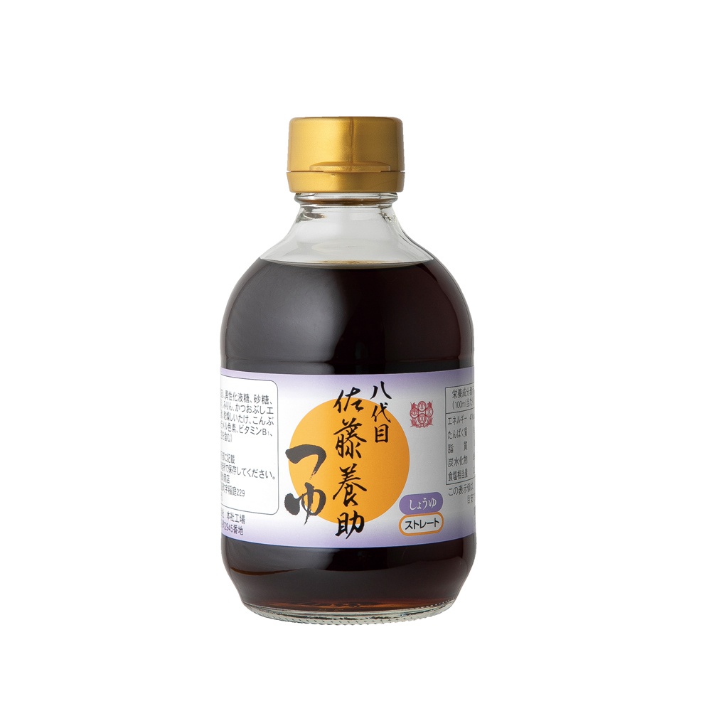 玻璃瓶裝醬油風味麵味露，深褐色液體，瓶蓋為金色，標籤為白色，印有日文和紫色圓形圖案。