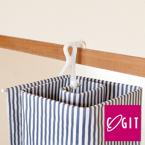 白色塑膠卡扣式掛架，懸掛著藍白直條紋的方形通風晾曬架，架子由多層布料組成。