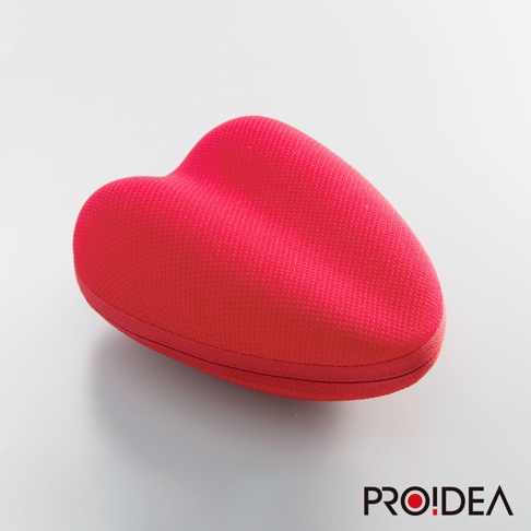 紅色愛心造型指壓枕，表面為網狀織物材質，觸感柔軟，適合支撐腰部。
