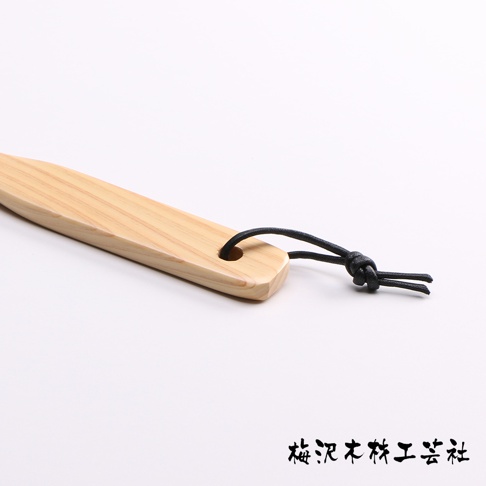 淺色木質加長鞋拔，末端有掛繩孔和黑色繩結，材質為檜木。