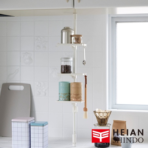 白色直撐款伸縮桿，具有多層置物架，架上擺放著不同尺寸的罐子、玻璃瓶和咖啡器具，整體造型簡潔，適用於廚房收納。
