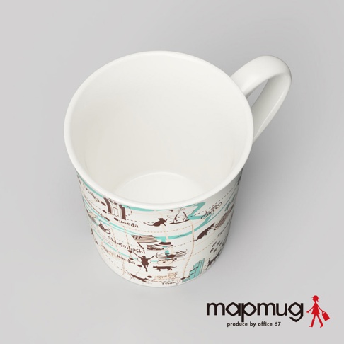 mapmug手繪地圖馬克杯，白色陶瓷材質，杯身印有淺藍色線條勾勒的大阪地圖，搭配棕色手繪風格的散步貓咪圖案及地名標示，如Umeda、Shinsaibashi、Namba等，具有文藝氣息。