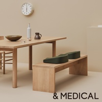 兩個綠色低反發美姿支撐坐墊放置在木質長凳上。