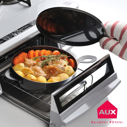 leye 附蓋小烤鍋，鍋內盛有烤雞、馬鈴薯塊及胡蘿蔔片，上方覆蓋著黑色圓形鍋蓋，鍋具放置於烤箱架上，由戴著紅白色條紋手套的手提起鍋蓋。