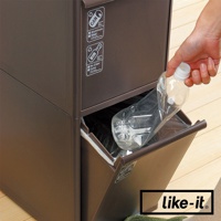 棕色塑膠三層分類垃圾桶，其中一層可抽出，正有人將塑膠瓶放入。垃圾桶側面有「CAN」、「BIN」等回收標誌。